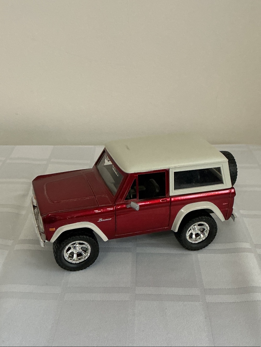 Model Ford Bronco red and white